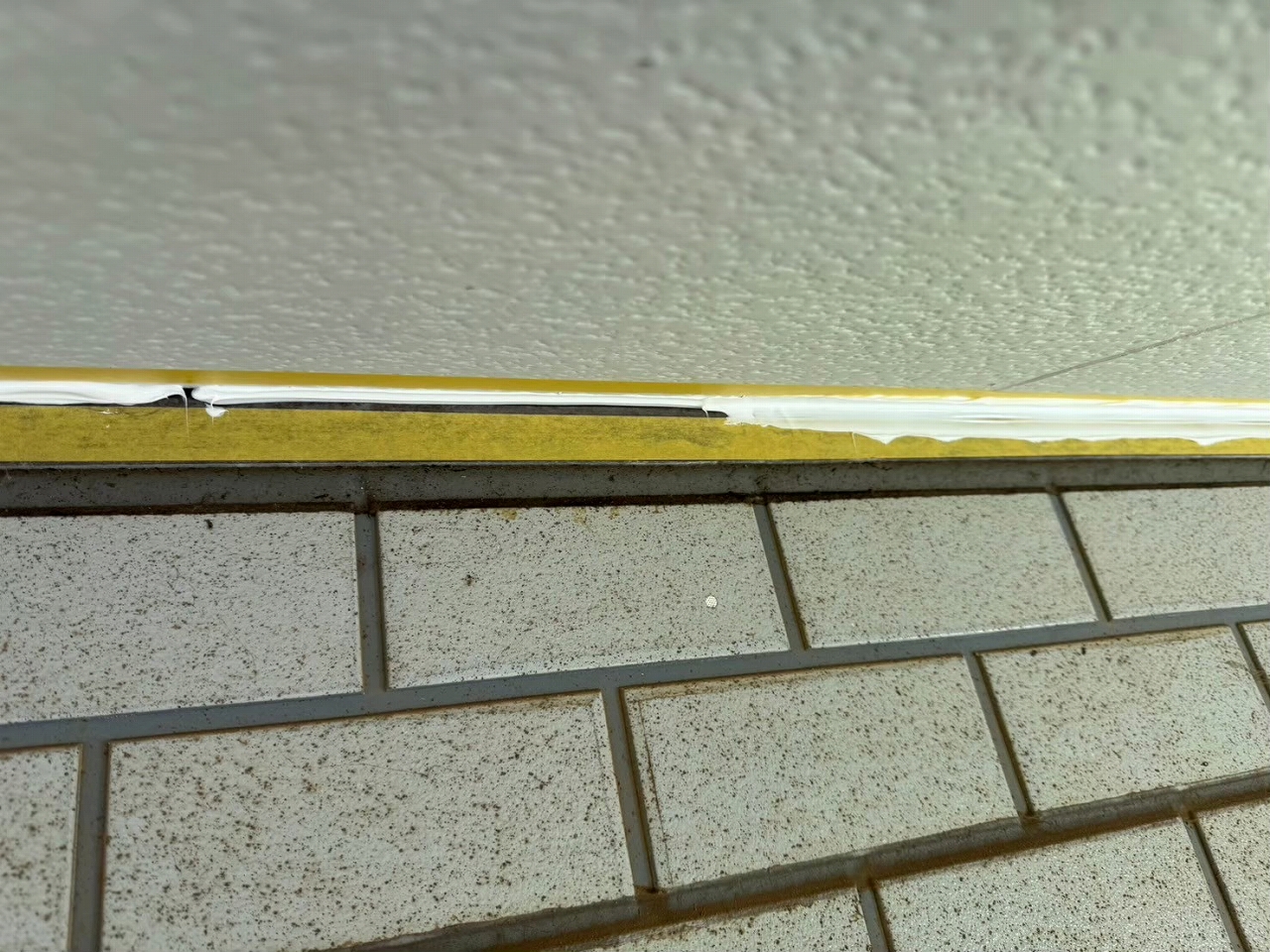 マスキングテープを使用してシーリングを行います